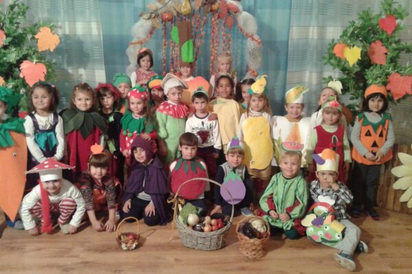 "Autumn Carnival"! Today, 16.10.2015, fruit and vegetables "came to life" in our kindergarten. And they were joined by many little mushrooms, rabbits and squirrels. The children paraded in their wonderful costumes, skillfully made by their parents.